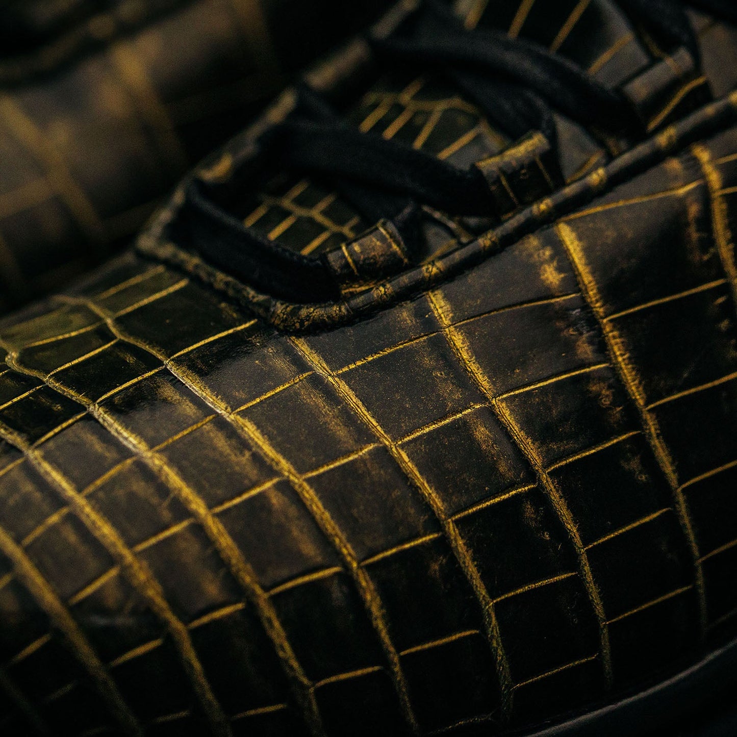 Women's Lusso Supreme Black / Pure Gold