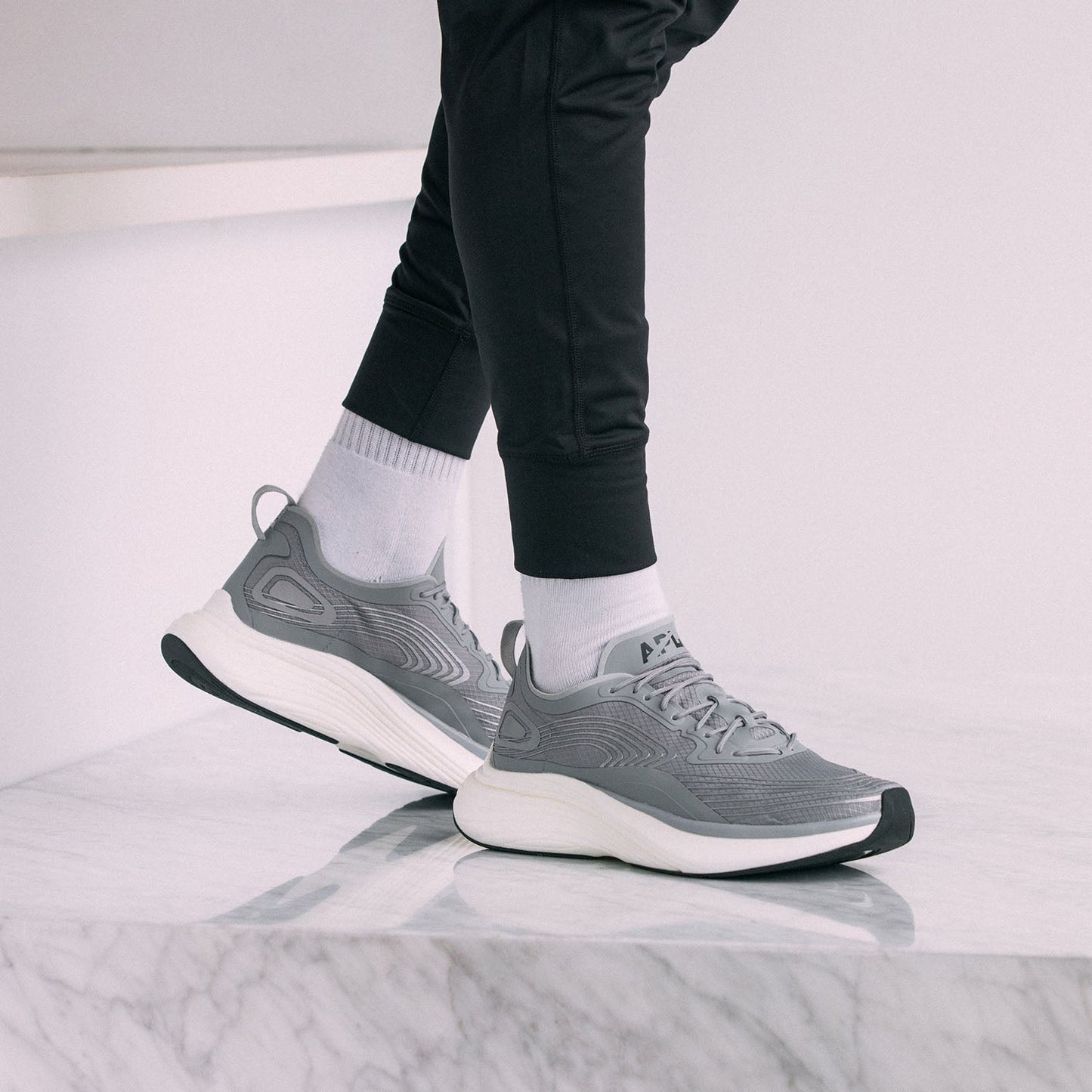 Women's Streamline Cement / White / Black